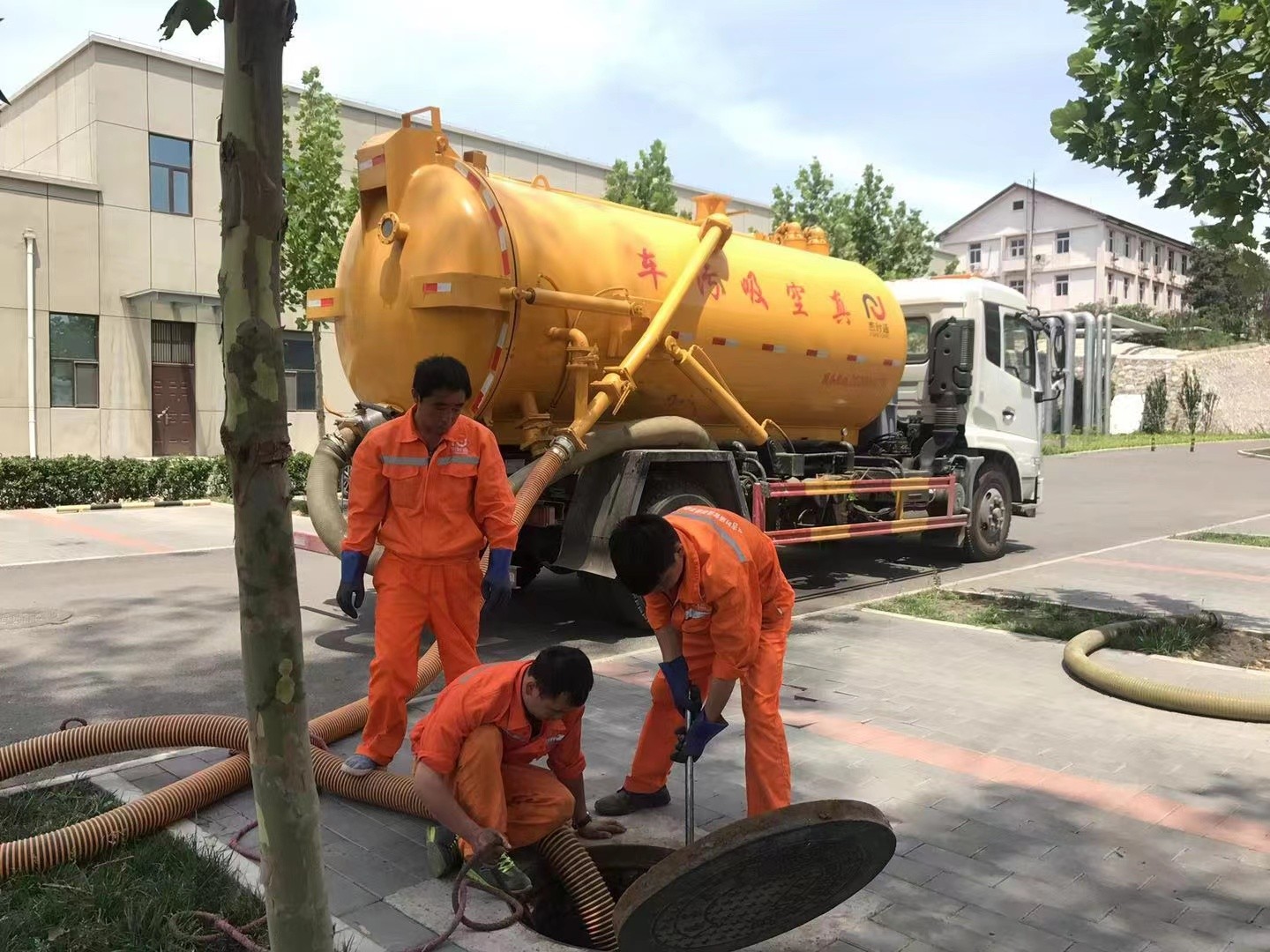 佛山管道疏通车停在窨井附近