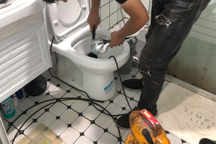 佛山马桶堵塞自己疏通还是找师傅？专业上门服务让你省时更省心